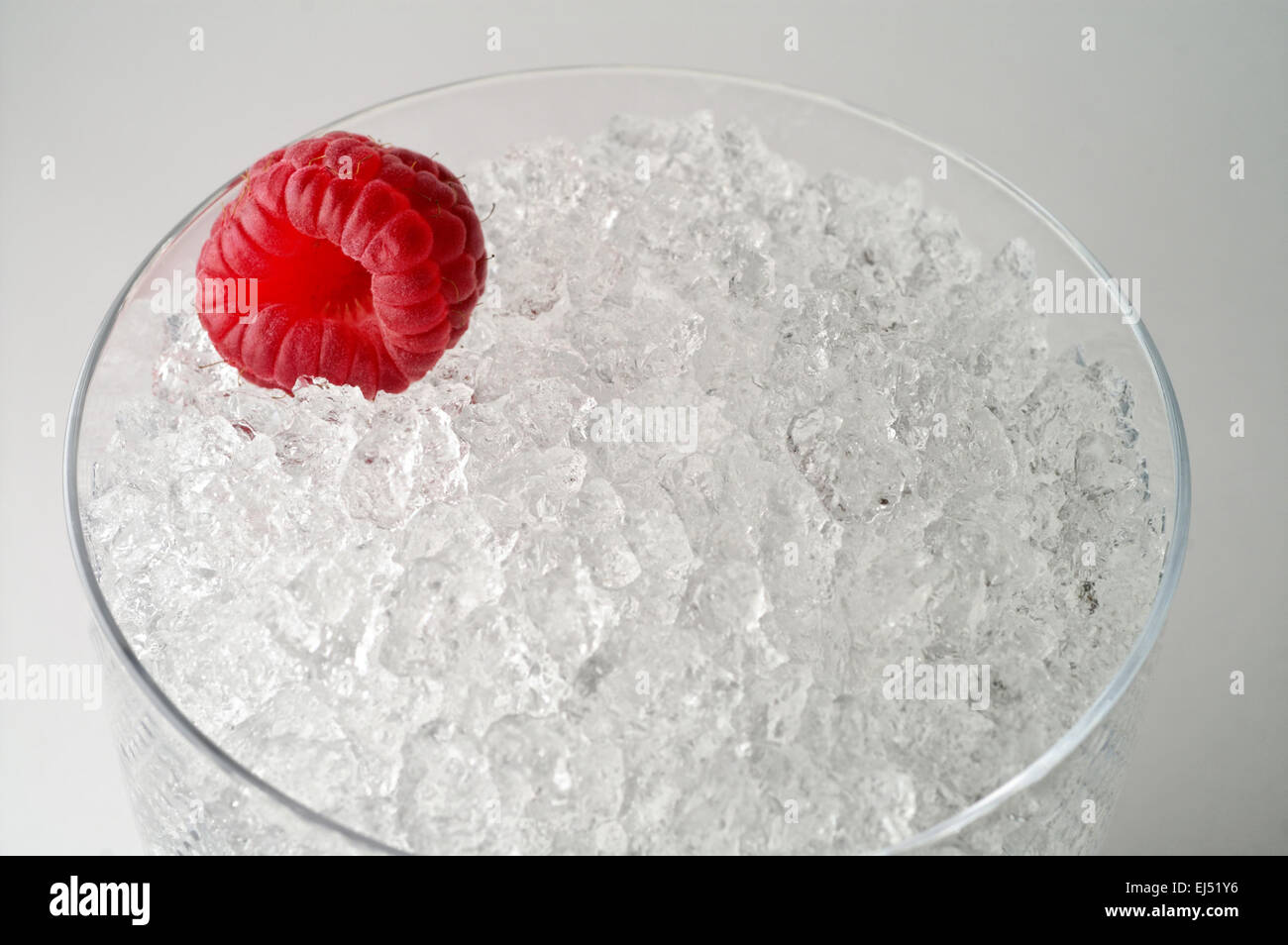 Crushed Ice Raspberry Glass of crushed ice and water hi-res stock photography and images - Alamy