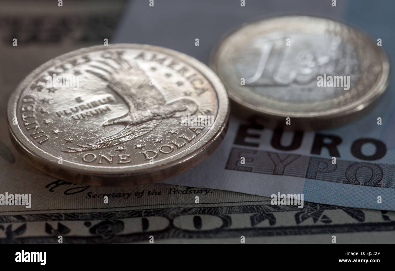 95 долларов в рублях на сегодня. Рубли. Рубль растет. Доллар и евро. Евро в рубли.