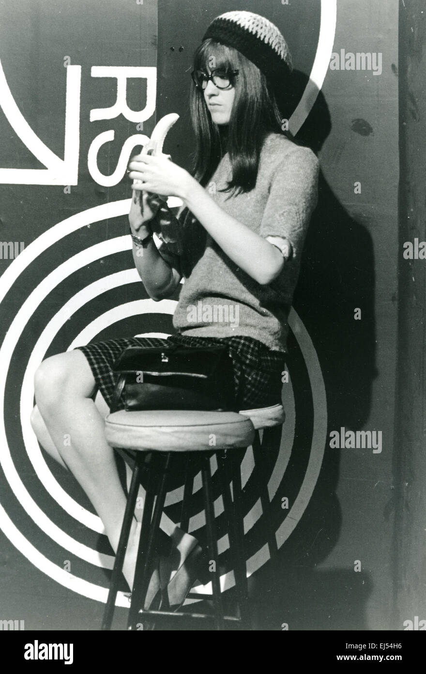 CATHY McGOWAN presenter on Ready,Steady,Go in 1965. Photo Tony Gale Stock Photo