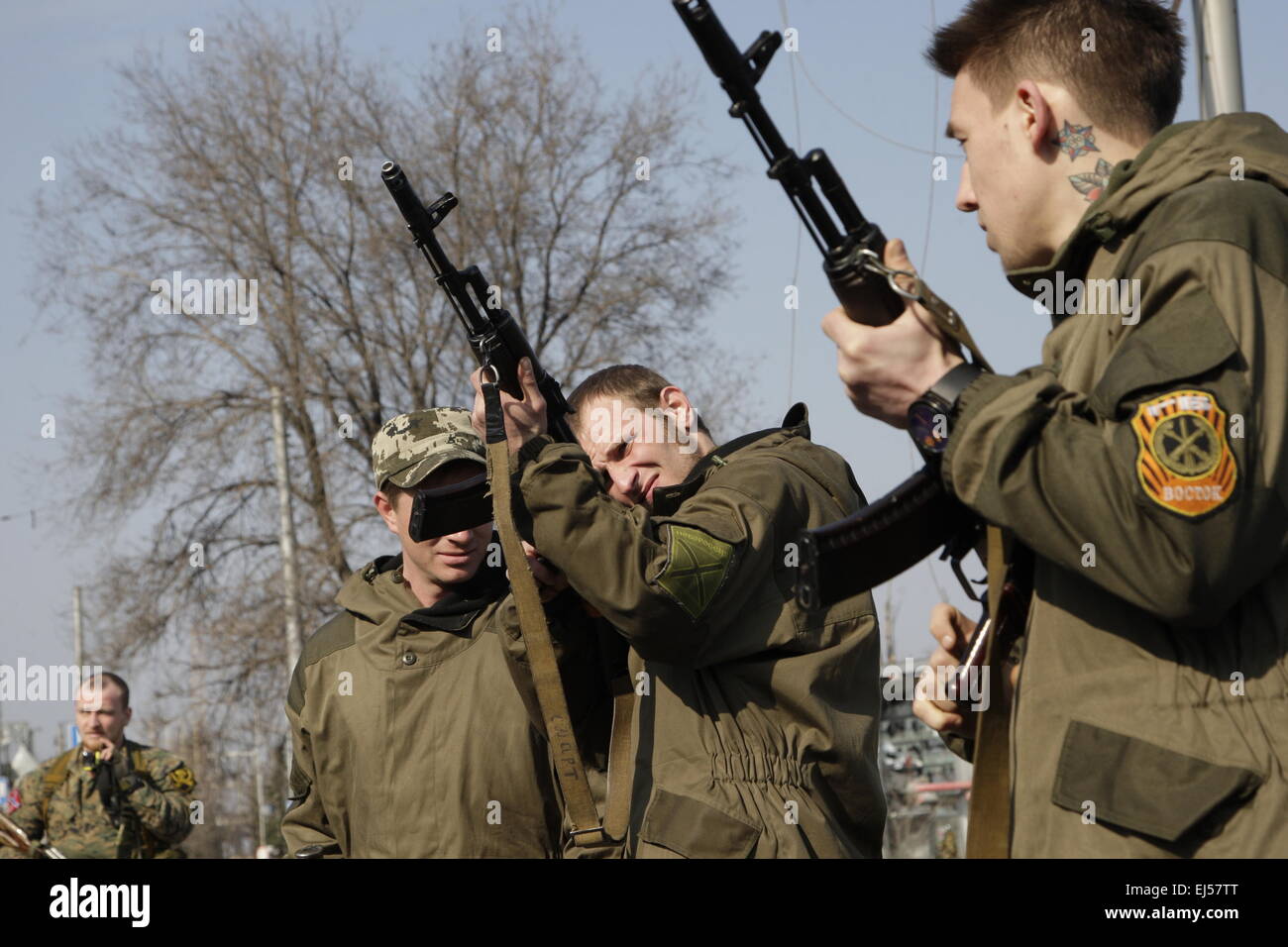 Donetsk, Ukraine. 21st Mar, 2015. Local militias shoot to salute to soldiers in fight for airport, in Donetsk, Ukraine, on March 21, 2015. © Alexander Ermochenko/Xinhua/Alamy Live News Stock Photo