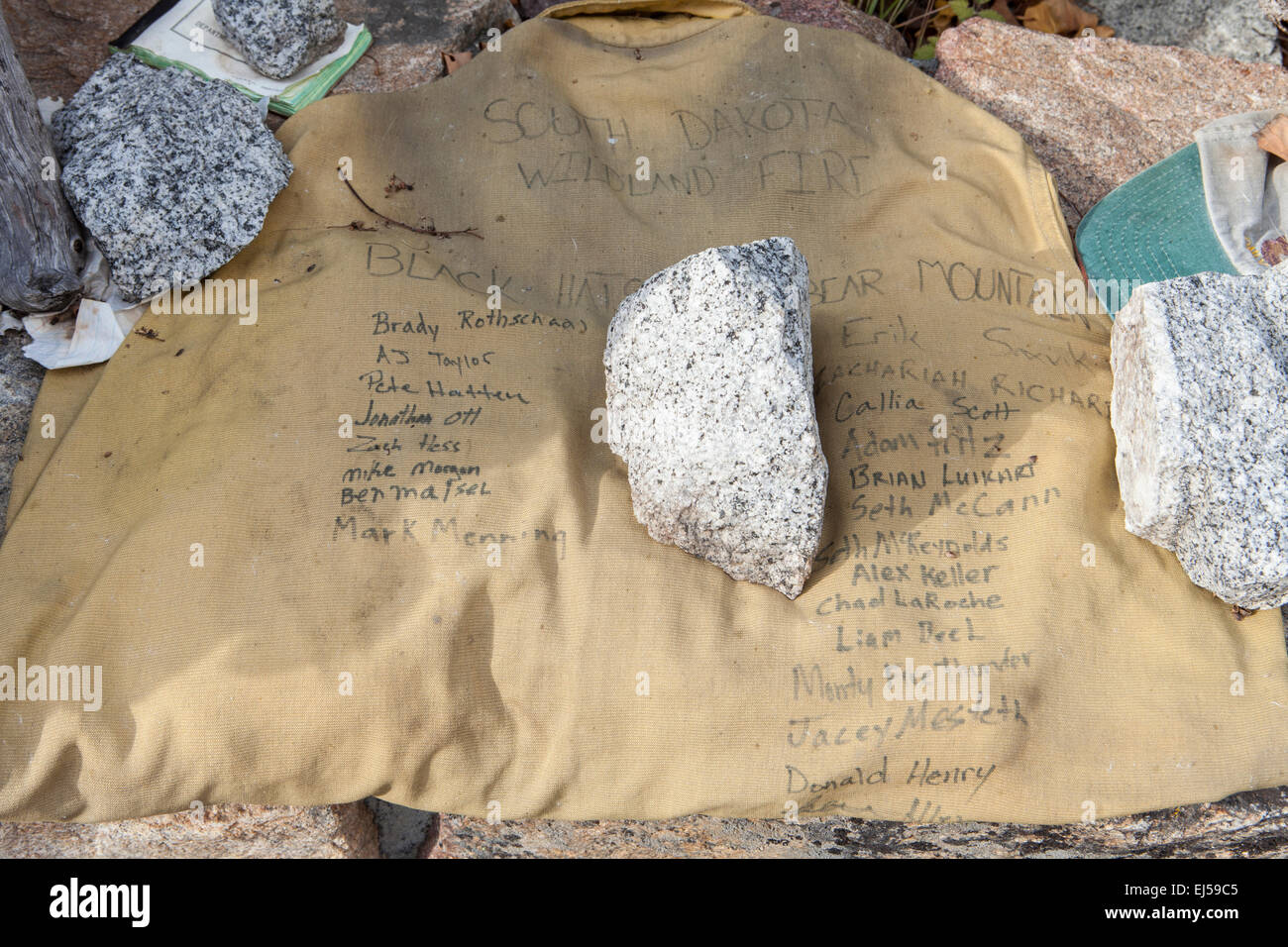 A signed t-shirt is left in remembrance at the Thirtymile Fire Memorial along the Chewuch Road in the Pasayten Wilderness, North Stock Photo