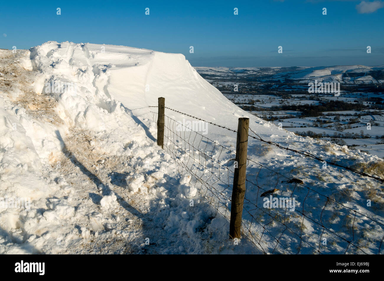 Snow drift and buried fence, near Hollins Cross on the 'Great Ridge', above Edale, Peak District, Derbyshire, England, UK. Stock Photo
