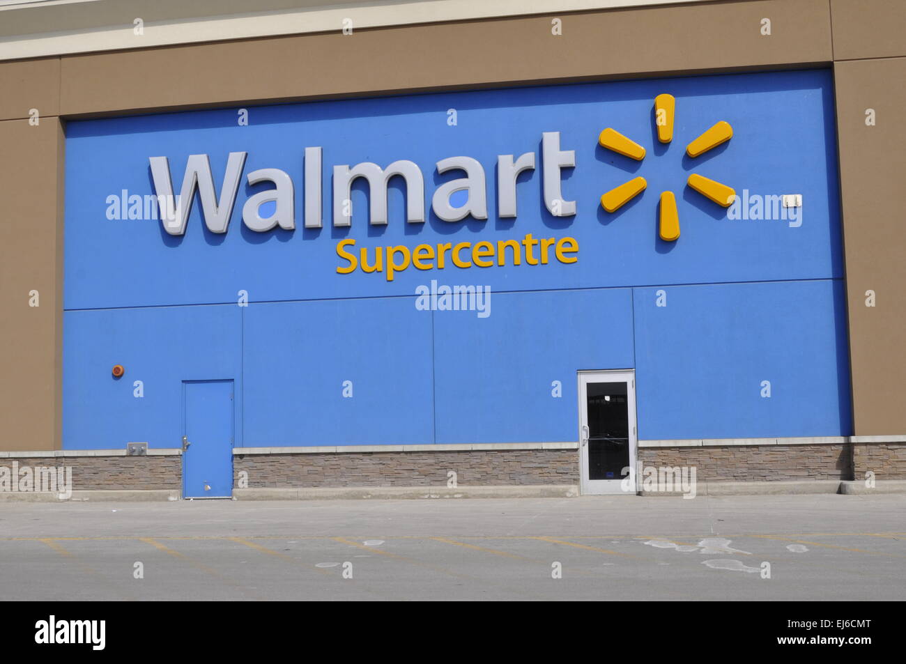 Walmart Store Exterior Stock Photos & Walmart Store Exterior Stock