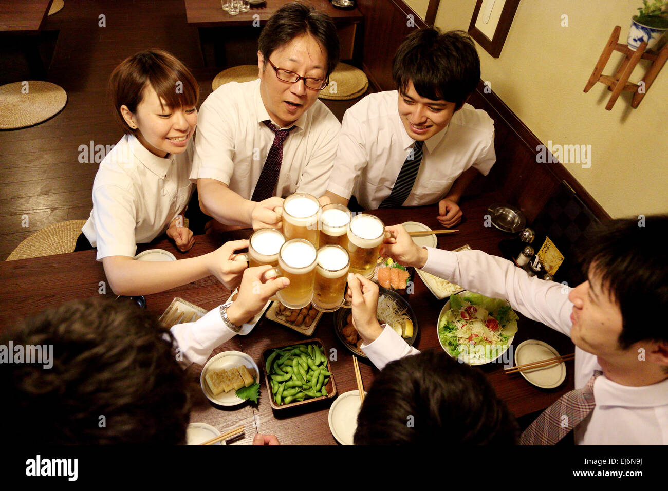 Japanese business people drinking at a Japanese style Izakaya Stock Photo