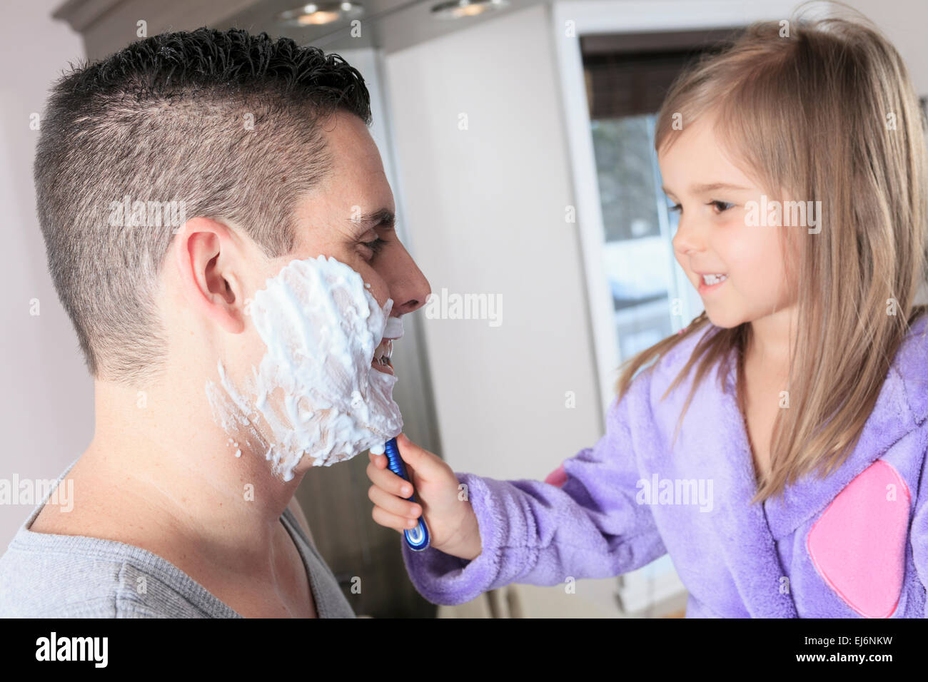 Мама бреет дочь