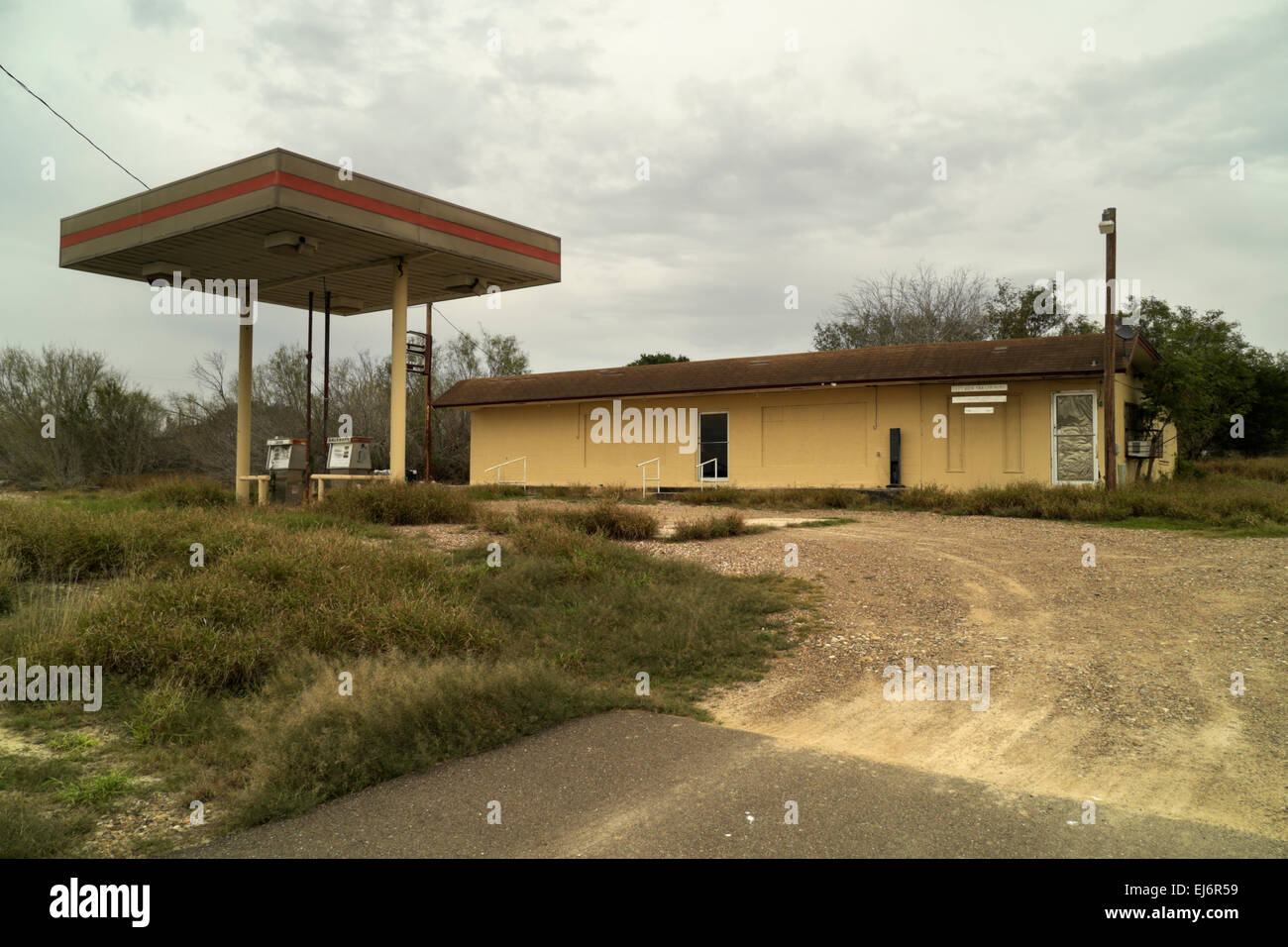 An abandoned gas station and convenience store in rural Starr County, Texas, USA. Stock Photo