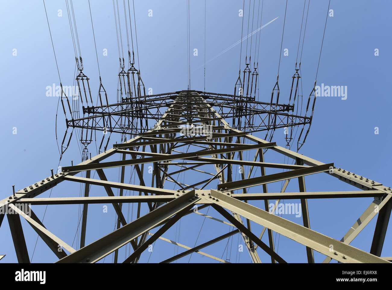 Karlsruhe, Germany. 20th Mar, 2015. ILLUSTRATION - A pylon in Karlsruhe, Germany, 20 March 2015. On Monday 23 March 2015 TransnetBW will hold a press conference in Altlussheim on the 'Netzausbauprojekt ULTRANET' network expansion project. Ultranet constitutes the southern section of one of the planned 'Gleichstrom-Autobahnen' (Direct Current Highways) from northern Germany to the south. TransnetBW manages the transmission network in the federal state of Baden Wuertemberg. Photo: Uli Deck/dpa/Alamy Live News Stock Photo