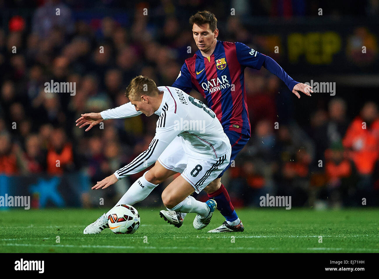 Toni Kroos (Real Madrid CF) duels for the ball against Lionel Messi (FC Barcelona), during La Liga soccer match between FC Barcelona and Real Madrid CF, at the Camp Nou stadium in Barcelona, Spain, Sunday, march 22, 2015. Foto: S.Lau Stock Photo