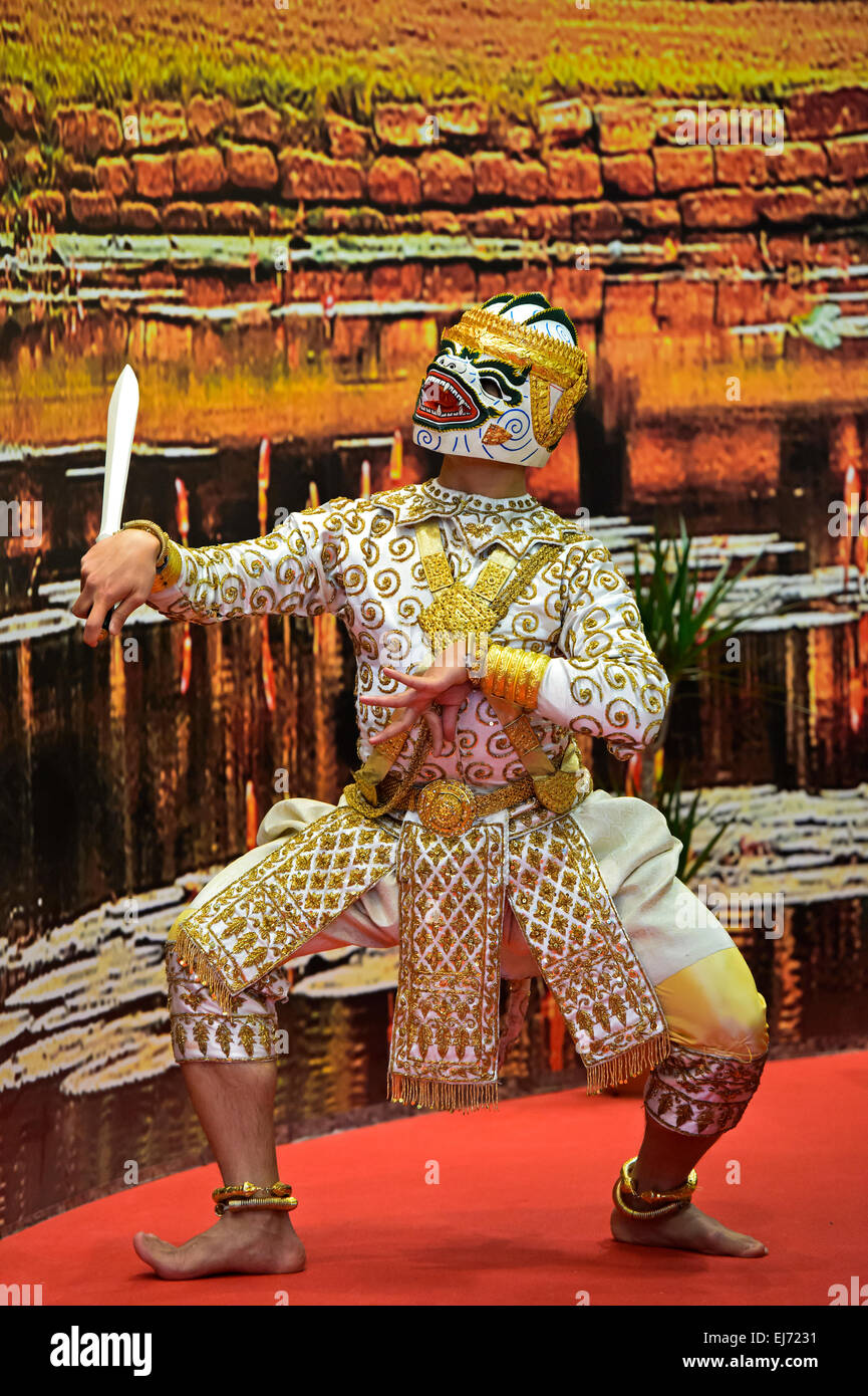 Hanuman, the white monkey-general, during the traditional Cambodian dance  of the Golden Mermaid, Sovann Macha, Cambodia Stock Photo - Alamy