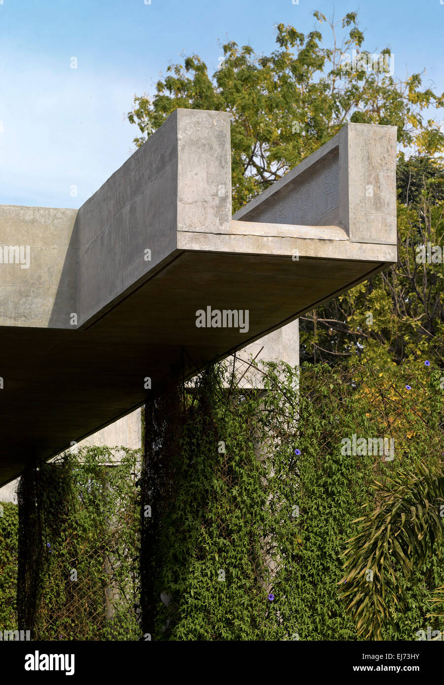 Detail of concrete 'mega gutter'. House with walls, Ahmedabad, India