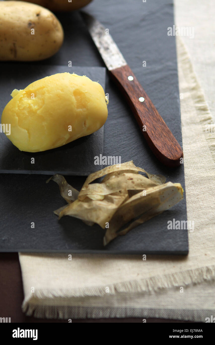 Kartoffeln schalen hi-res stock photography and images - Alamy