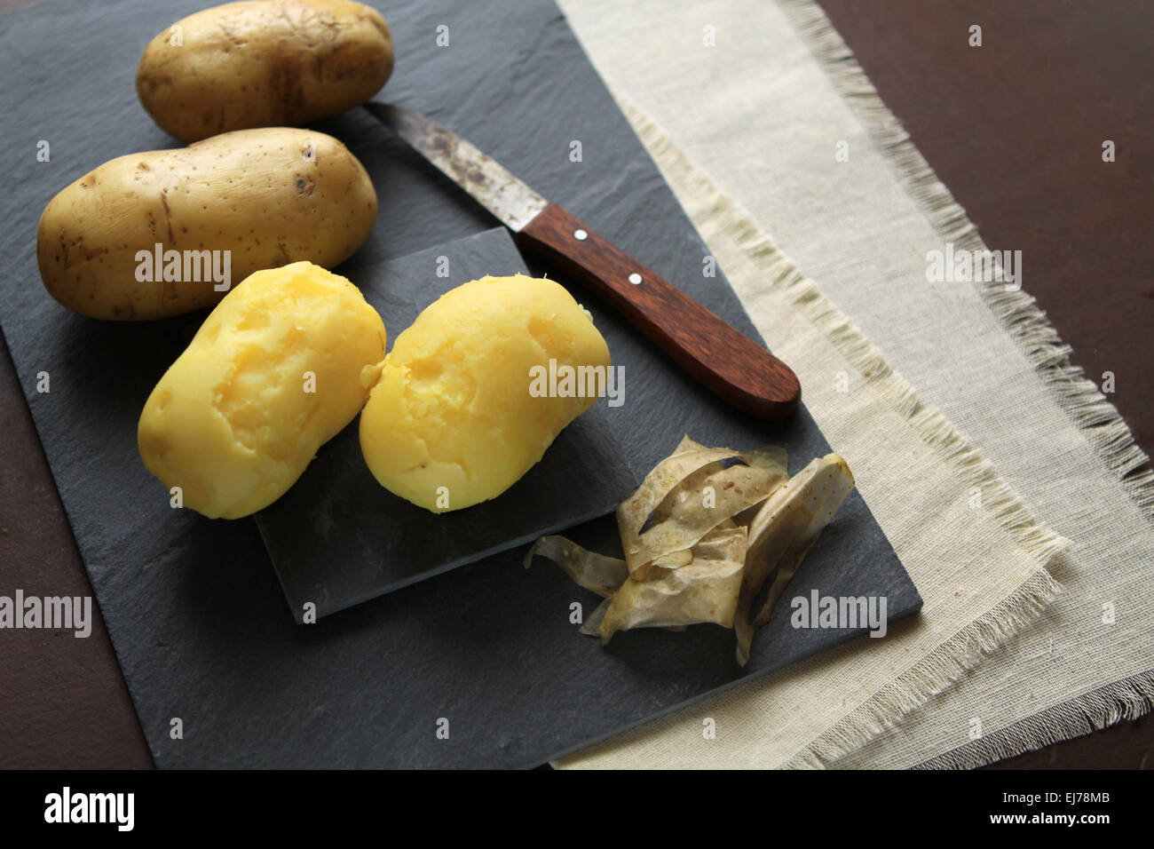 Kartoffeln schalen hi-res stock photography and images - Alamy