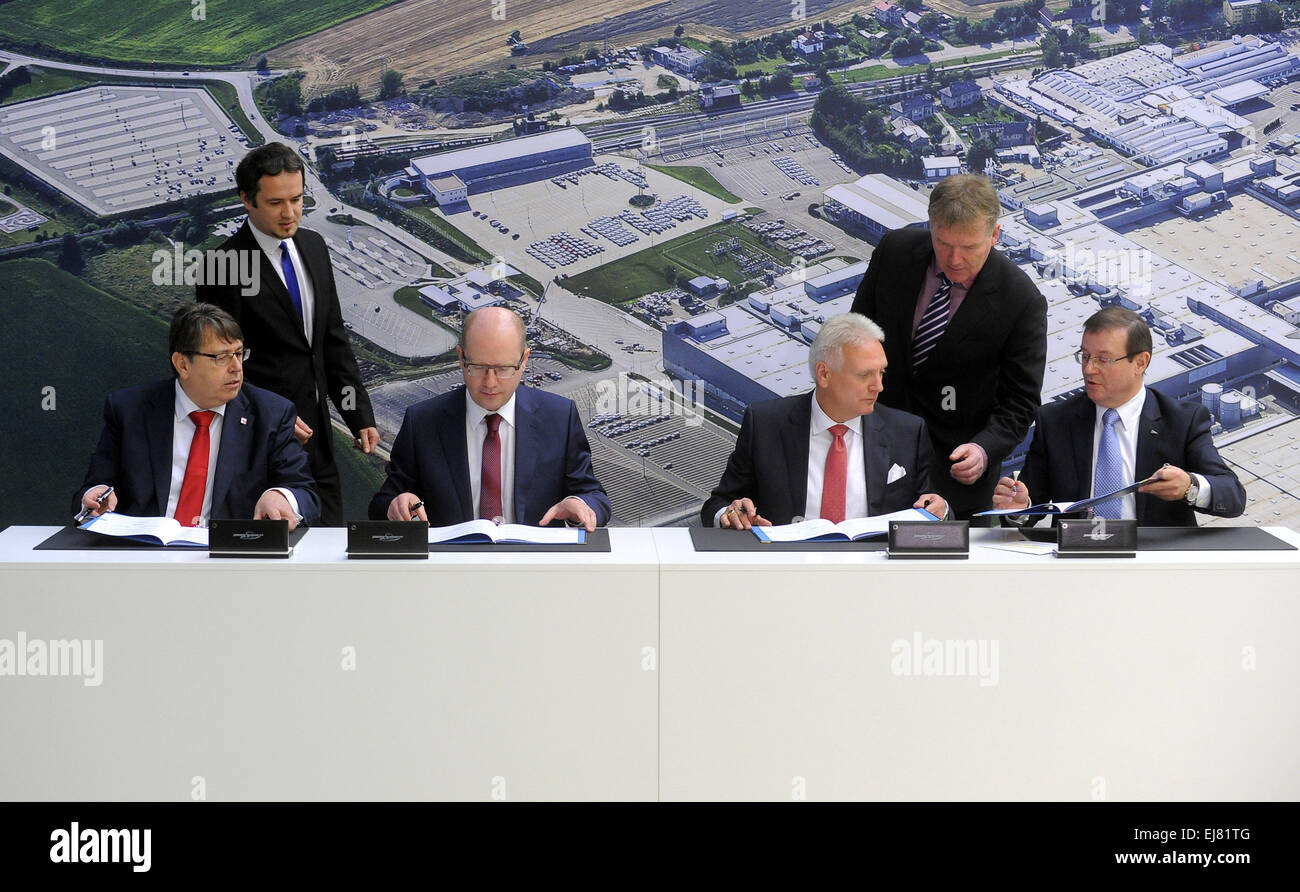 Kvasiny, East Bohemia. 23rd Mar, 2015. From left to right Governor of Hradec Kralove Region Lubomir Franc, Czech Prime Minister Bohuslav Sobotka, Skoda Auto CEO Winfried Vahland and Member of the Board of Management for Human Resources Management Bohdan Wojnar sign a cooperation memorandum on the development of the Solnice-Kvasiny industrial zone according to which the zone will get about Kc2bn from public resources, in Kvasiny, East Bohemia, Czech Republic, March 23, 2015. © Josef Vostarek/CTK Photo/Alamy Live News Stock Photo