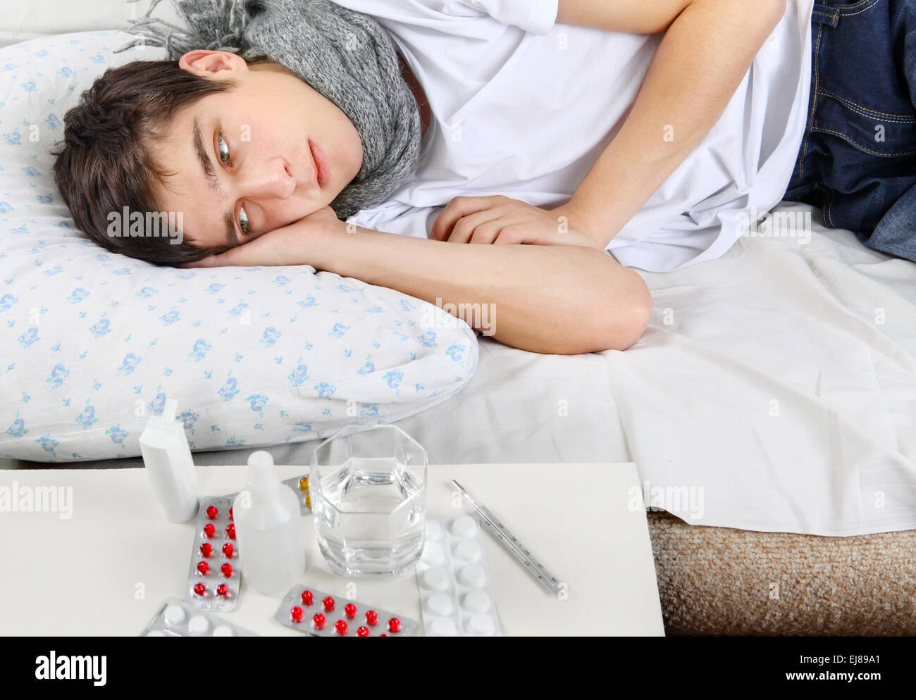 человек болеет. заболевшая женщина. простуда. простуда. человек болеет.