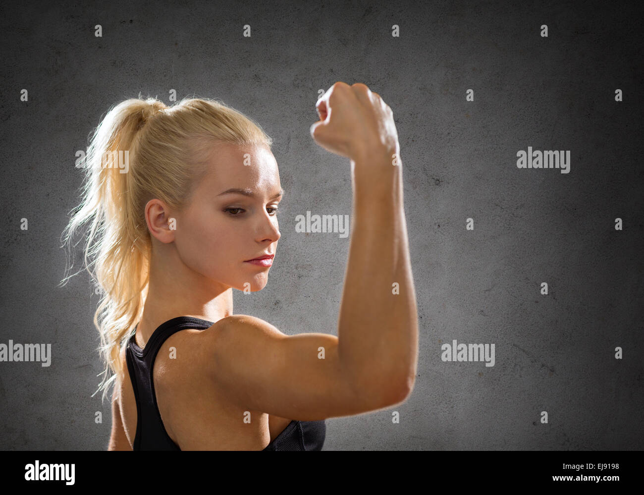sporty woman from the back flexing her biceps Stock Photo - Alamy