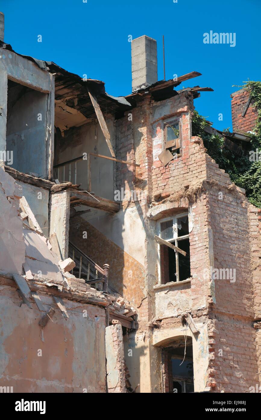 old partially collapsed house Stock Photo - Alamy