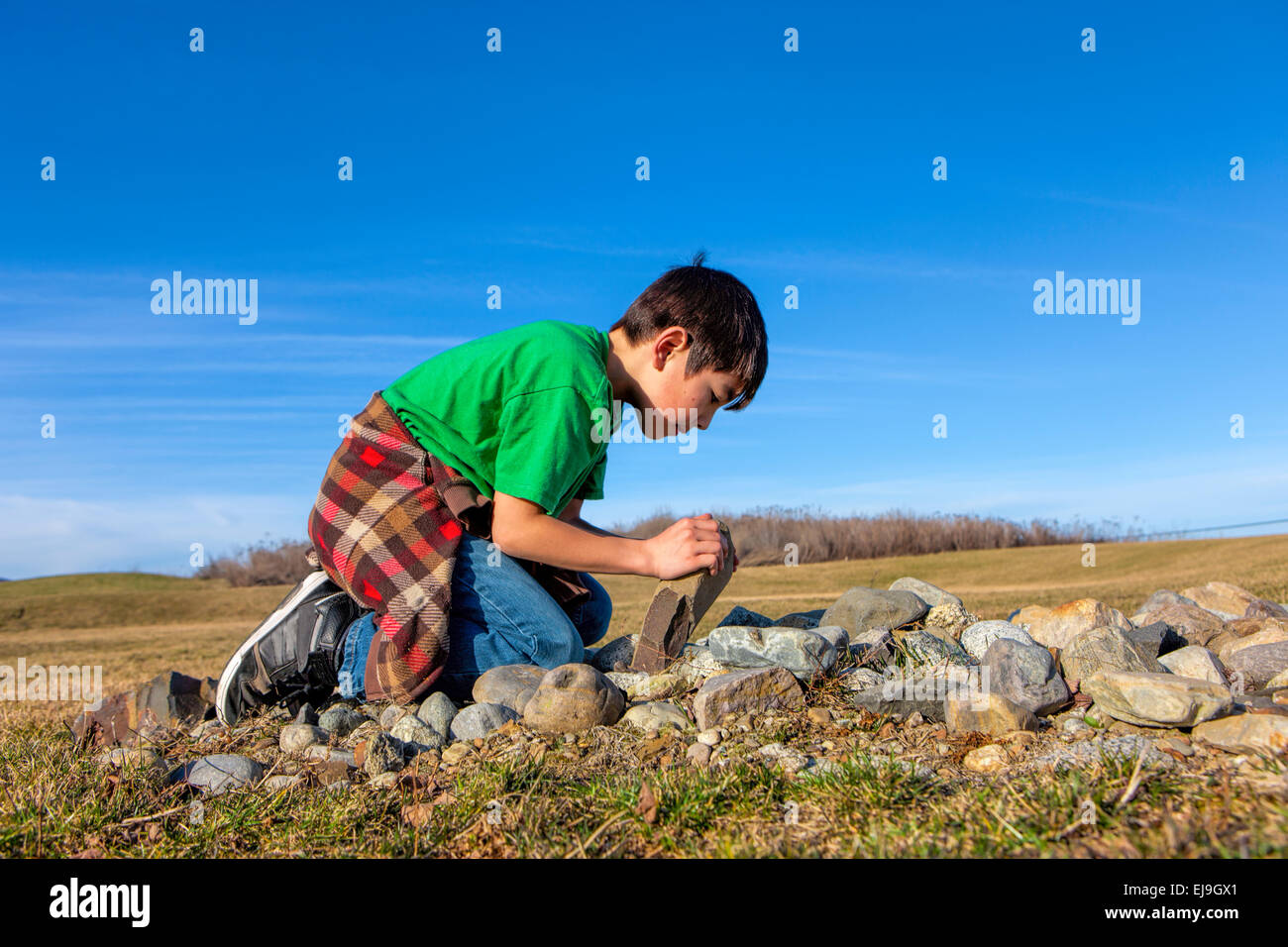 Толкание камня. Человек несет тяжесть. Человек держит камень. Человек шар. Человек камень.