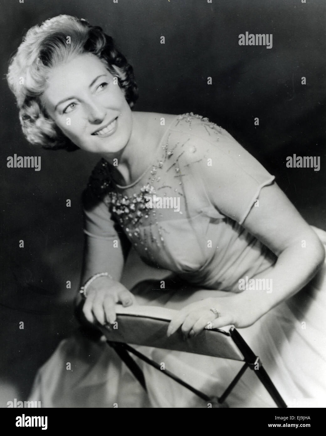 VERA LYNN English singer about 1962 Stock Photo - Alamy