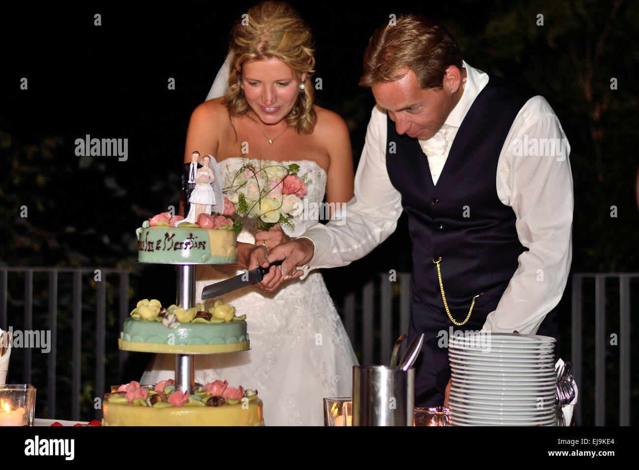 Wedding couple cutting the wedding cake Stock Photo