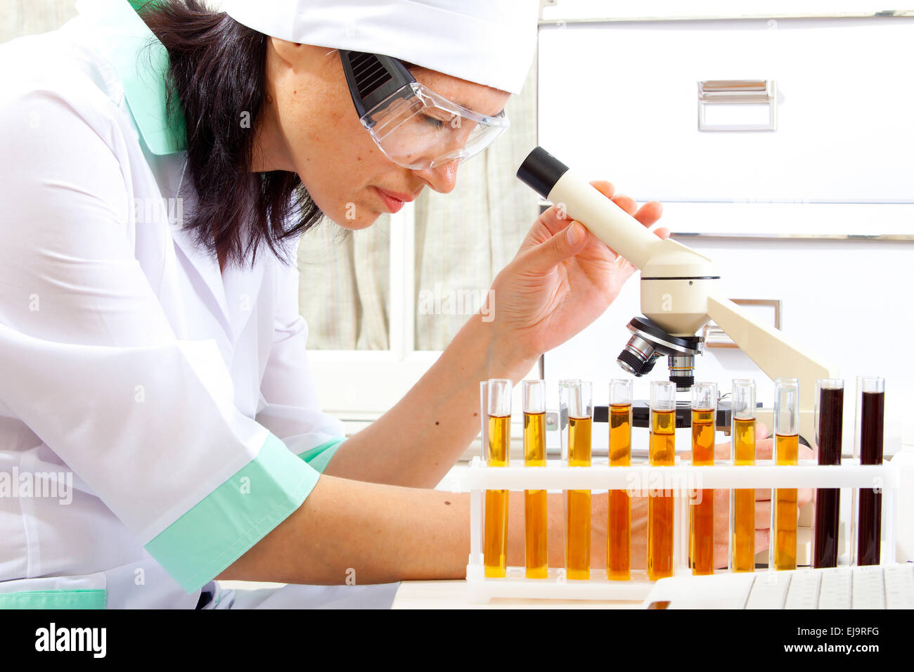 Female scientist lab beaker hi-res stock photography and images - Alamy