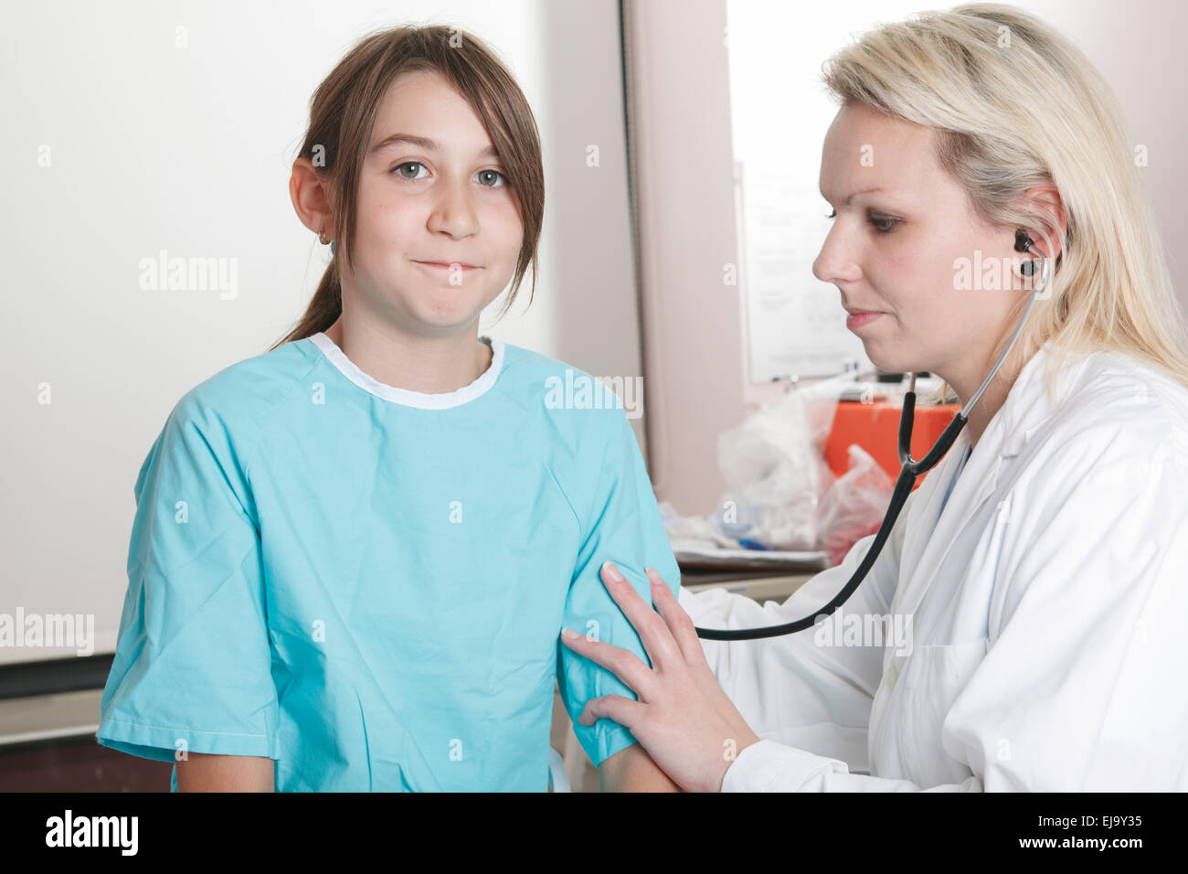 Подросток у врача. Врач и пациентка. Мимика медсестры. Девушка врач улыбается. Красивые медсестры.