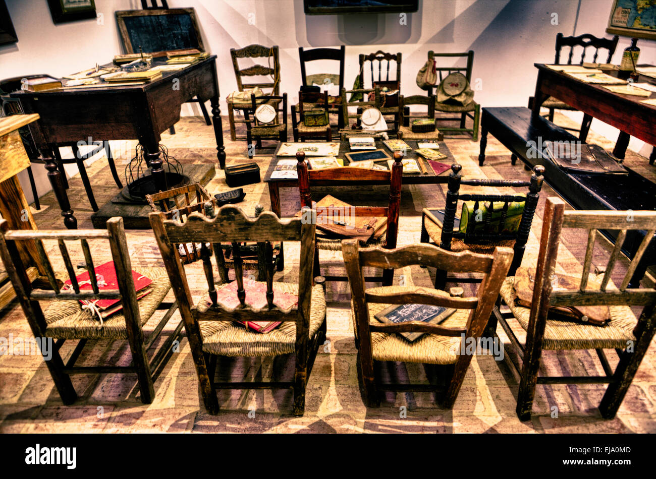 Old classroom desk hi-res stock photography and images - Alamy