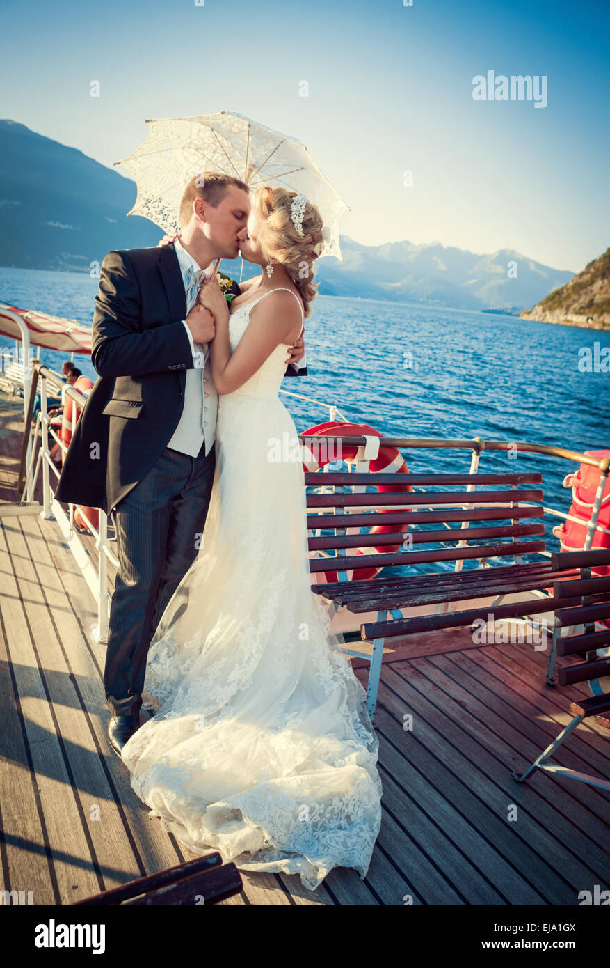 Kissing couple water hi-res stock photography and images - Alamy