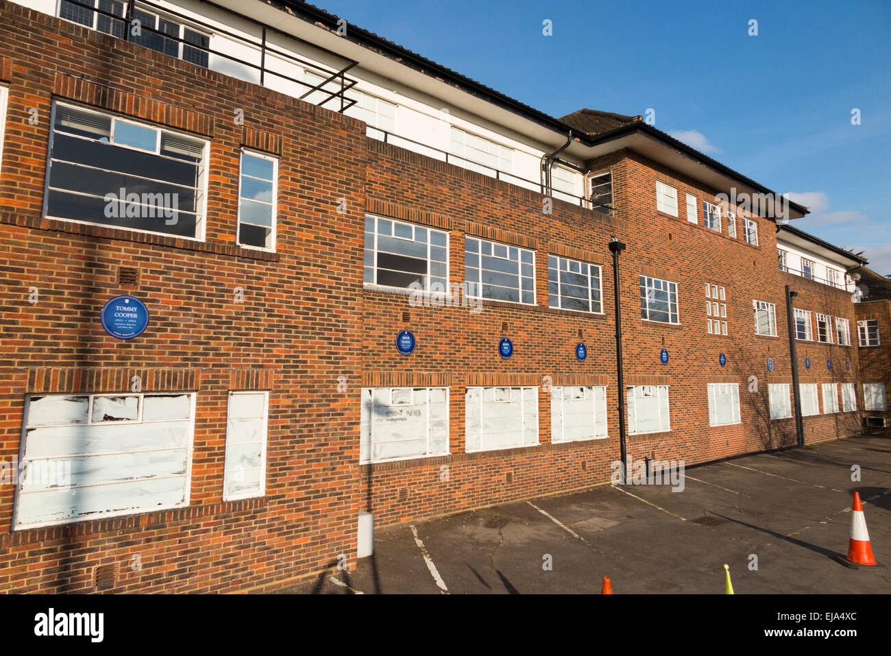 Pinewood studios exterior uk hi-res stock photography and images - Alamy