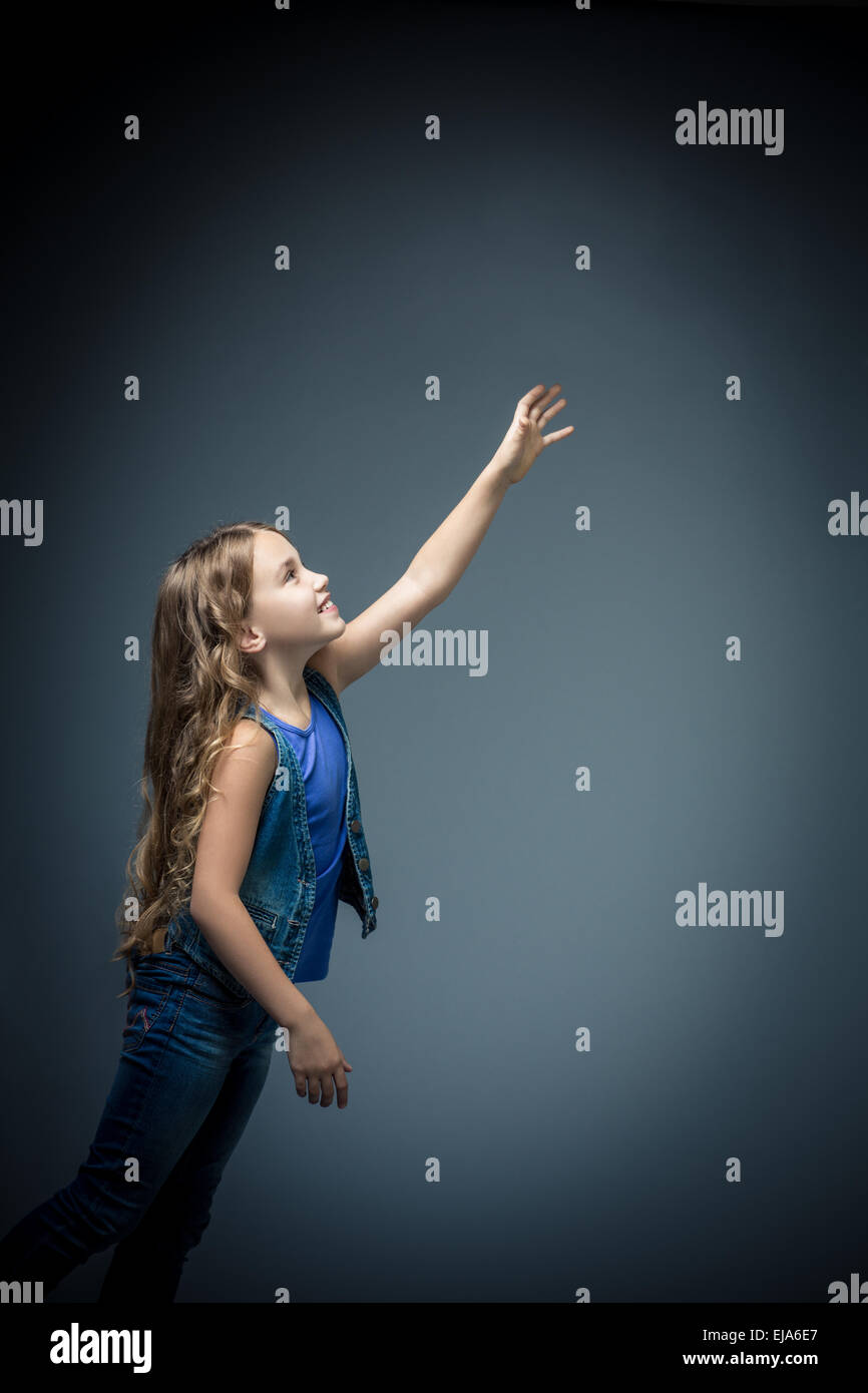 Девочка тянет. Девочка тянет. Дети на веревочке. Девочка тянет. Девочка тянет.