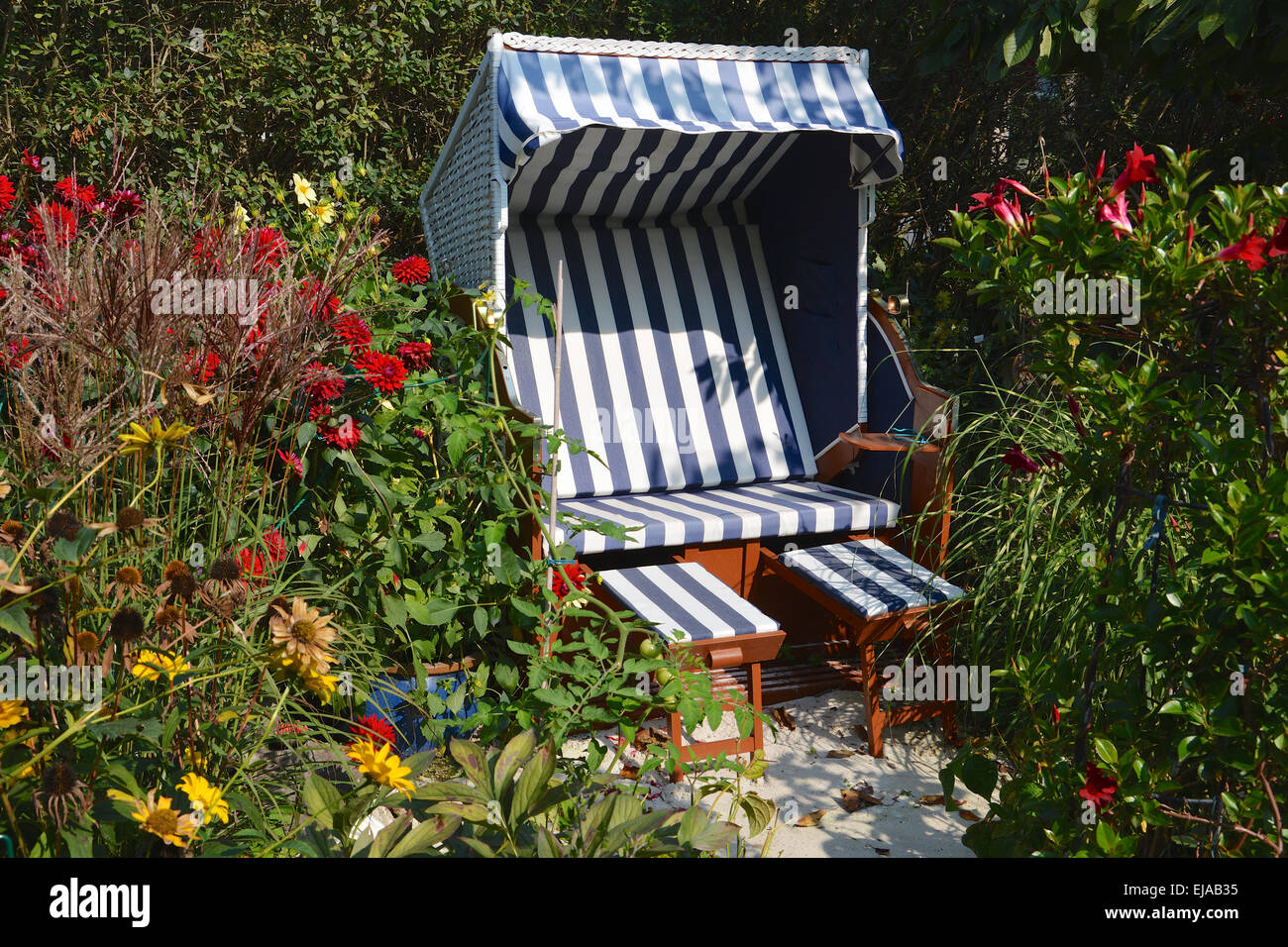 Strandkorb im Garten Stock Photo Alamy