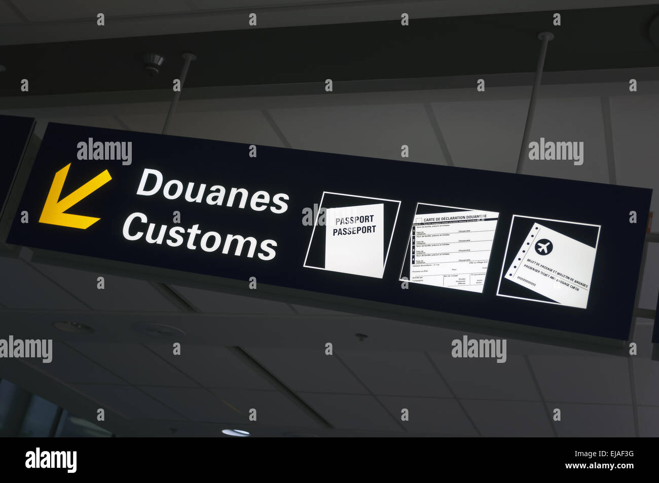 Airport customs sign hi-res stock photography and images - Alamy