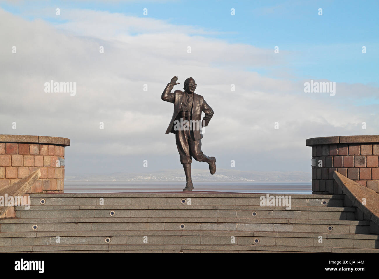 The Eric Morecambe bronze statue by Graham Ibbeson on the promenade at Morecambe, Lancashire, England, UK Stock Photo