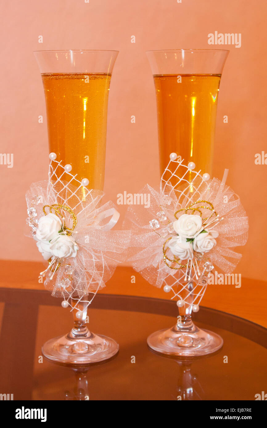 Two champagne glasses small hi-res stock photography and images - Alamy