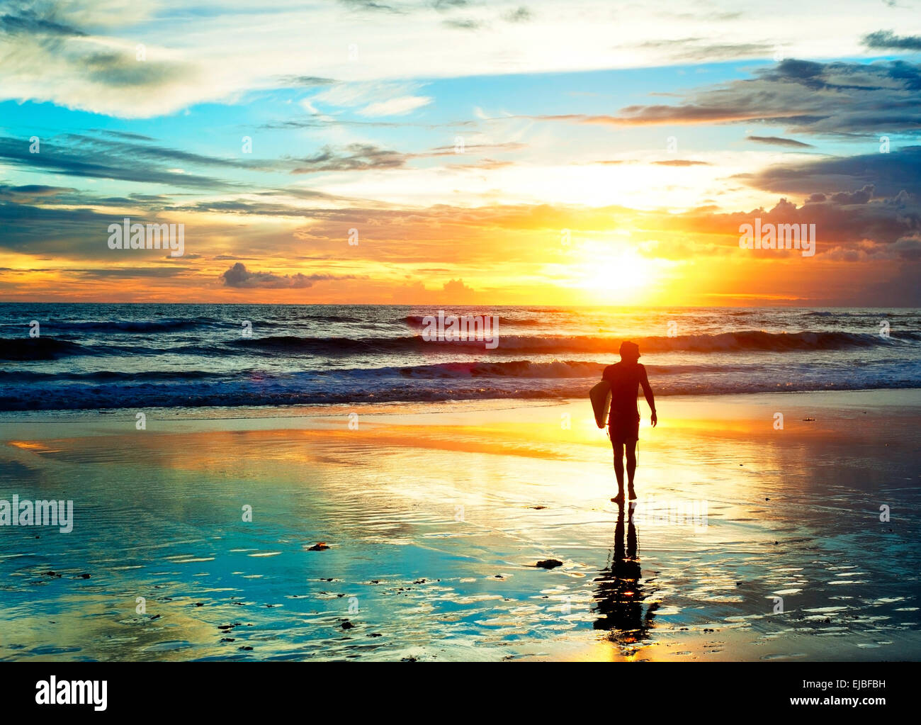 Surfer sunset horizon hi-res stock photography and images - Alamy