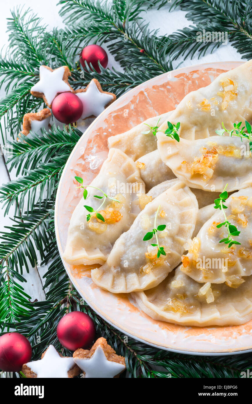 Елка из вареников. Елка с варениками. Пельмени рождественские. Уральские пельмени новогодние в кремле. Елка из пельменей.