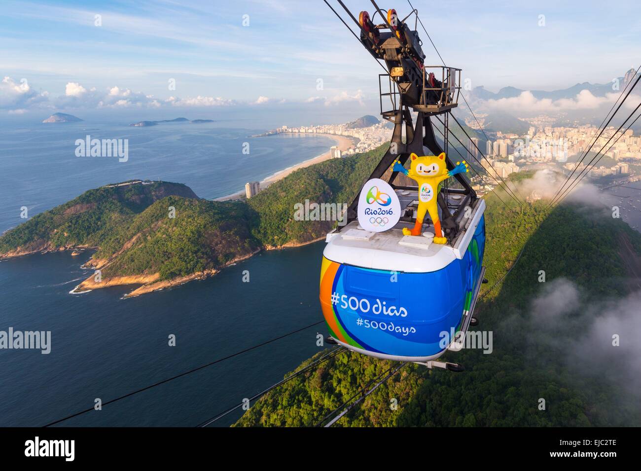 (150324) --RIO DE JANEIRO, March 24, 2015 (Xinhua) -- Photo provided by the Organizing Committee of Rio 2016 Olympic Games shows the mascot of Rio 2016 Olympic Games Vinicius standing on a cable carriage painted with the hashtag of "500 days" on the renowned Sugartloaf Mountain in Rio de Janeiro, Brazil. March 24 marks the 500 days countdown of Rio 2016 Olympic Games. (Xinhua/Rio2016/Alex Ferro) Stock Photo