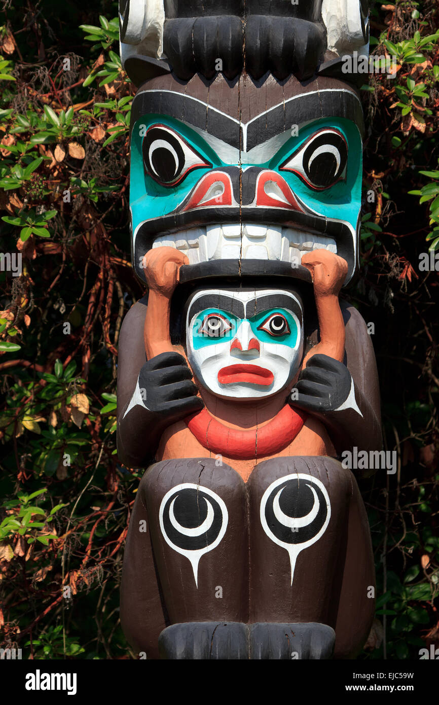 Wolf totem pole hi-res stock photography and images - Alamy