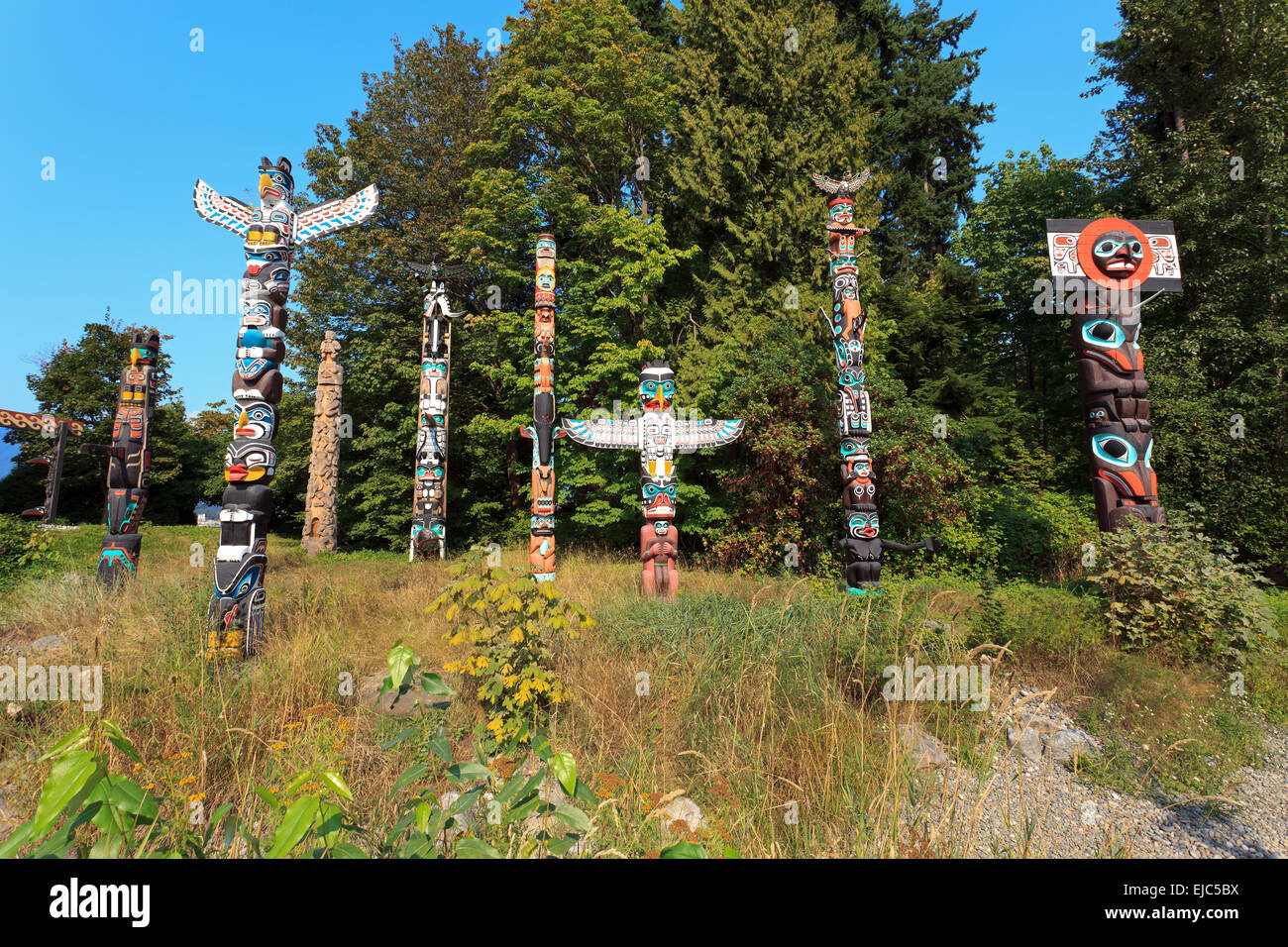 Thunderbird house post totem pole hires stock photography and images