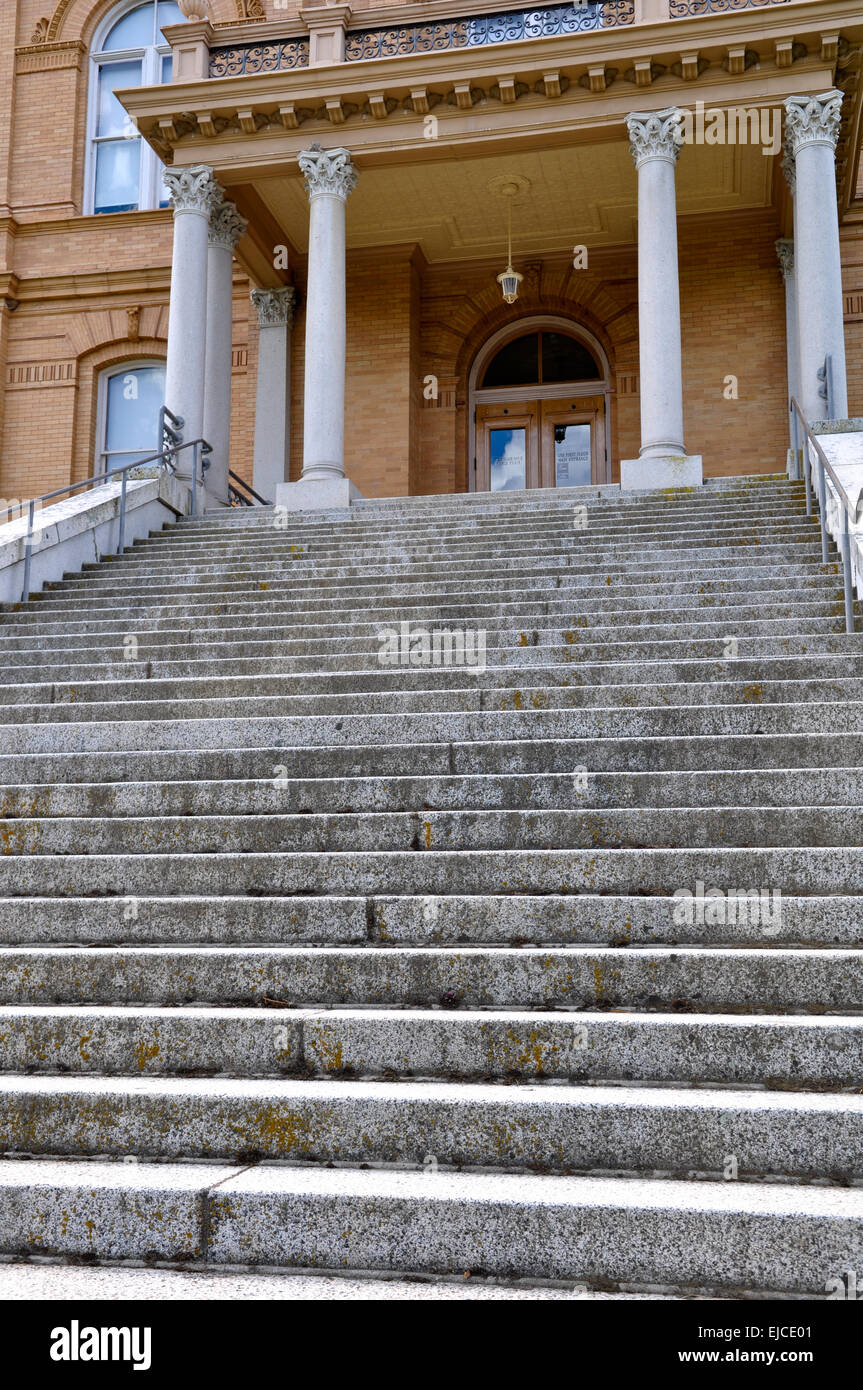 Courthouse steps hi-res stock photography and images - Alamy