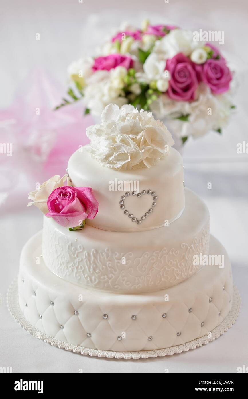 Traditional wedding cake and bridal bouquet Stock Photo