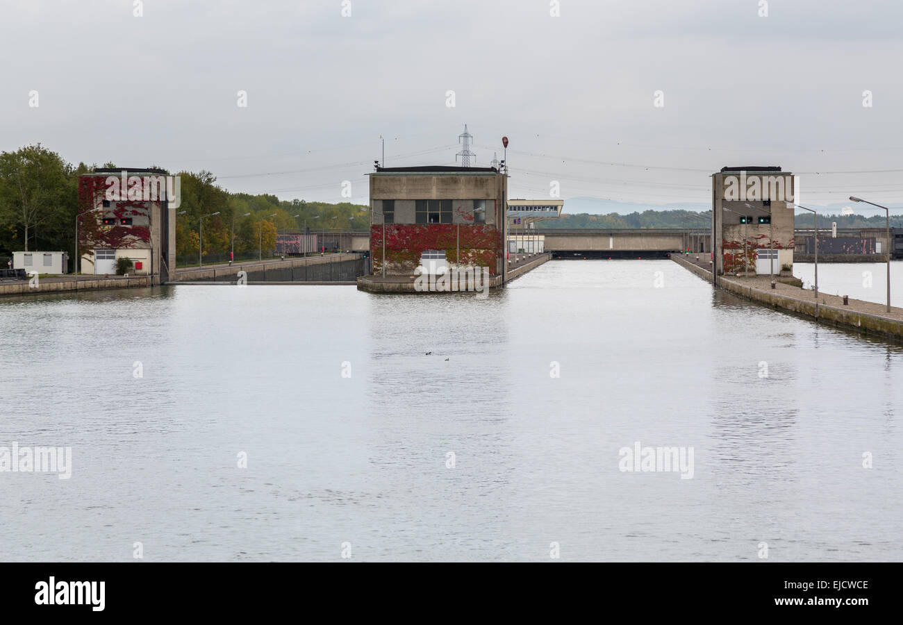 Entrance to large lock on River Danube Stock Photo Alamy