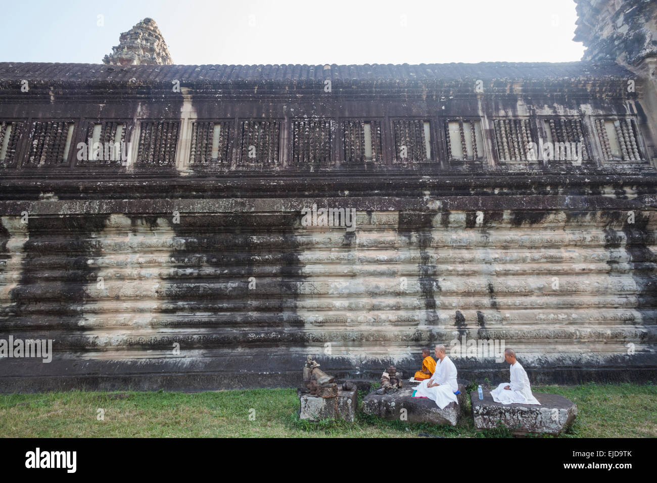 Cambodia, Siem Reap, Angkor Wat, Nuns and Monk Meditating Stock Photo