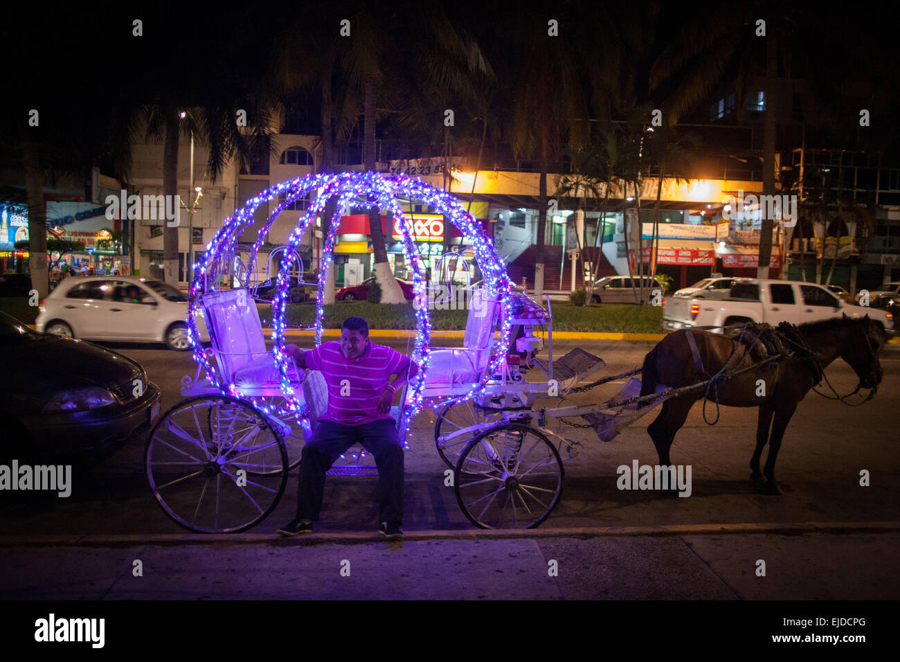 Acapulco, Mexico. 23rd Mar, 2015. A man rests in a chariot known as 'Calandria', at the Costera Miguel Aleman Avenue, in Acapulco City, Guerrero State, Mexico, on March 23, 2015. The 2015 Touristic Market was held in Acapulco from Marcha 23 to 26, with the attendance of touristic promoters from Mexico and other 50 countries and regions. © Pedro Mera/Xinhua/Alamy Live News Stock Photo