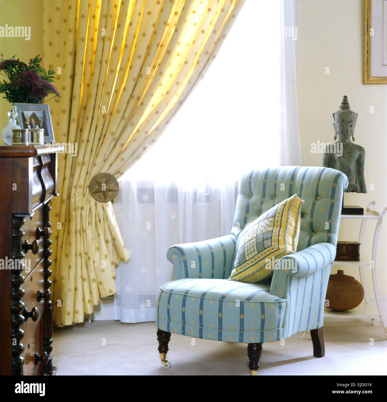 Yellow curtain sheers hi res stock photography and images Alamy