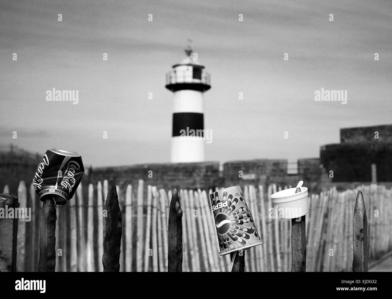 AJAXNETPHOTO. 2010. SOUTHSEA, ENGLAND. - RUBBISH FENCE AND LIGHTHOUSE. A CONVENIENT PLACE FOR PASSERS BY TO LEAVE THEIR EMPTY DRINK CANS AND PLASTIC. PHOTO:JONATHAN EASTLAND/AJAX REF:CD0114 15 11A Stock Photo