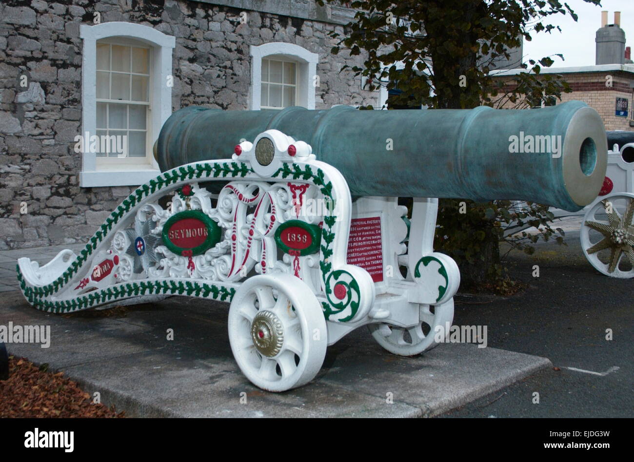 AJAX NEWS PHOTOS -2005 - DEVONPORT - RN MUSEUM - PEKIN GUN. CAST IN THE IMPERIAL FACTORY AT PEKIN, 1856, CAPTURED BY FORCES UNDER COMMAND OF ADMIRAL SIR MICHAEL SEYMOUR GCB AT THE TAKING OF THE TAKOO FORT PEIHO RIVER MAY 20, 1858. PRESENTED BY CAPTORS TO THE ADMIRALTY AND TRANSPORTED TO KEYHAM YARD 1860. PHOTO:JONATHAN EASTLAND/AJAX REF:50310/395 - SEE ALSO 50310/396 Stock Photo