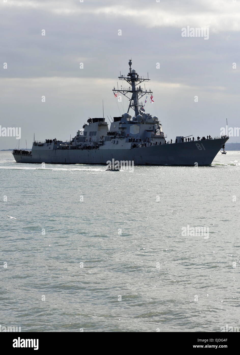 AJAXNETPHOTO. 22ND MARCH, 2015. PORTSMOUTH, ENGLAND. - U.S. DESTROYER ARRIVAL - USS WINSTON CHURCHILL (DDG-81) INWARD BOUND FOR FIVE DAY R&R VISIT. SHIP IS CURRENTLY U.S. MEDITERRANEAN CARRIER ESCORT.   PHOTO:TONY HOLLAND/AJAX REF:DTH152203 37304 Stock Photo
