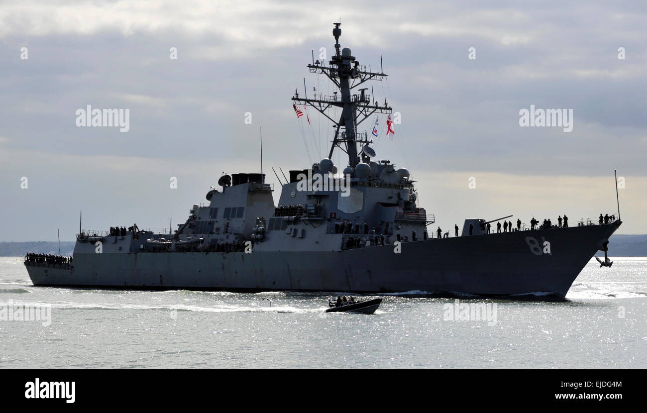 AJAXNETPHOTO. 22ND MARCH, 2015. PORTSMOUTH, ENGLAND. - U.S. DESTROYER ARRIVAL - USS WINSTON CHURCHILL (DDG-81) INWARD BOUND FOR FIVE DAY R&R VISIT. SHIP IS CURRENTLY U.S. MEDITERRANEAN CARRIER ESCORT.   PHOTO:TONY HOLLAND/AJAX REF:DTH152203 37311 Stock Photo