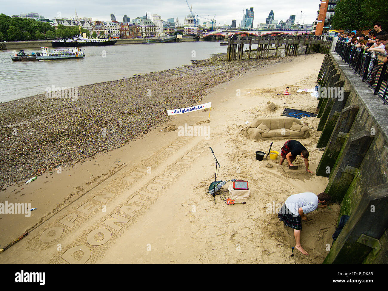 Sand sculpture on the Thames river bank at low tide by Dirtybeach TV, whose aim in life is to clean up beaches and rivers. Stock Photo