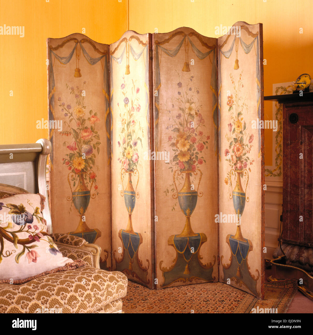 Folding screens hires stock photography and images Alamy